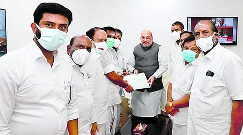 டெல்லியில் மத்திய உள்துறை அமைச்சர் அமித்ஷாவை அதிமுக ஒருங்கிணைப் பாளர்கள் ஓ.பன்னீர்செல்வம், பழனிசாமி மற்றும் நிர்வாகிகள் நேற்று சந்தித்து கோரிக்கை மனுவை வழங்கினர்.