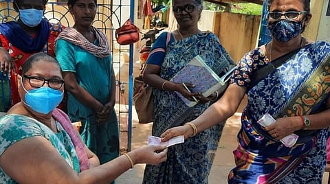 காரைக்குடி செஞ்சை பகுதியில் திருநங்கைகளின் வீடுகளுக்கேச் சென்று கரோனா நிவாரணத்தொகை வழங்கிய சமூகநலத்துறை அதிகாரிகள்.