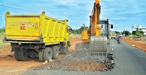 திருநெல்வேலி- திருச்செந்தூர் சாலை விரிவாக்க பணிகள் நடைபெறுகின்றன. 		       படம்: மு.லெட்சுமி அருண்