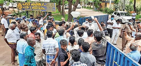 காரைக்குடி அருகே கோவிலூர் தனியார் ரசாயன ஆலையை முற்றுகையிட்டு போராட்டம் நடத்திய கிராம மக்கள்.