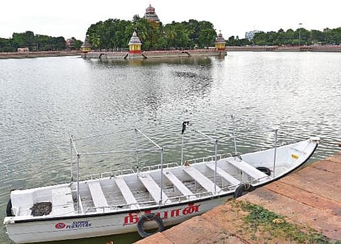 மதுரை மாரியம்மன் தெப்பக்குளத்தில் தண்ணீர் நிரம்பியுள்ள போதிலும் தொடங்கப்படாத படகு சேவை. படம்:எஸ்.கிருஷ்ணமூர்த்தி