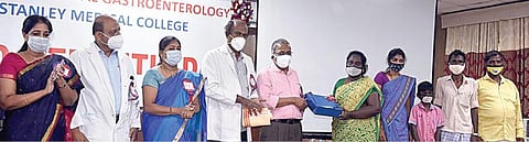 உலக கல்லீரல் அழற்சி தினத்தை முன்னிட்டு, சென்னை அரசு ஸ்டான்லி மருத்துவக் கல்லூரி மருத்துவமனையில் மூளைச்சாவு அடைந்தவர்களின் கல்லீரலை தானம் செய்த நபர்களின் குடும்பத்தினரை மருத்துவமனை டீன் பாலாஜி நேற்று கவுரவித்தார். கண்காணிப்பாளர் ஜமிலா, ஆர்எம்ஓ ரமேஷ், இரைப்பை குடல் மற்றும் கல்லீரல் சிகிச்சைப் பிரிவுத் தலைவர் ரேவதி ஆகியோர் உடனிருந்தனர். படம்: ம.பிரபு