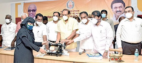 திருவள்ளூர் மாவட்டத்தில் சிறுபான்மையினர் நலனுக்காக தமிழக அரசு செயல்படுத்தும் நலத்திட்டங்கள் குறித்த கலந்தாய்வுக் கூட்டம் நேற்று மாவட்ட ஊரக வளர்ச்சி முகமை கூட்டரங்கத்தில், மாநில சிறுபான்மையினர் ஆணையத் தலைவர் பீட்டர் அல்போன்ஸ் தலைமையில் நடைபெற்றது. அப்போது சிறுபான்மையினத்தைச் சேர்ந்த 32 பேருக்கு ரூ.3,79,442 மதிப்பில் பல்வேறு  நலத்திட்ட உதவிகள் வழங்கப்பட்டன.