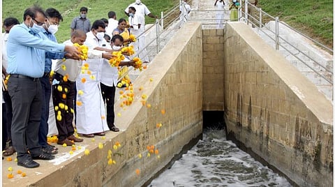 ஓசூர் கெலவரப்பள்ளி அணையிலிருந்து முதல் போகப் பாசனத்துக்குத் தண்ணீர் திறந்துவைத்த மாவட்ட ஆட்சியர் ஜெயசந்திரபானு ரெட்டி. உடன் ஓசூர் உதவி ஆட்சியர் நிஷாந்த் கிருஷ்ணா, எம்எல்ஏ பிரகாஷ் மற்றும் பலர்.
