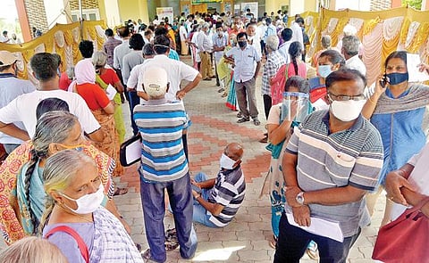15 நாட்களுக்குப் பிறகு 10,500 டோஸ் வரத்து; கோவாக்சின் தடுப்பூசி செலுத்த குவிந்த மக்கள்: 6 மணி நேரத்துக்கு மேல் காத்திருக்க நேரிட்டதால் பாதிப்பு