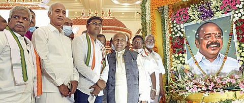 புதுச்சேரி ஐஎன்டியூசி முன்னாள் தலைவர் ரவிச்சந்திரனின் உருவப் படத்தை திறந்து வைத்து  அஞ்சலி செலுத்திய அகில இந்திய ஐஎன்டியூசி தலைவர் சஞ்சீவரெட்டி. அருகில் முன்னாள் முதல்வர் நாராயணசாமி, புதுவை மாநில ஐஎன்டியூசி தலைவர் பாலாஜி உள்ளிட்டோர் உள்ளனர். படம்: எம்.சாம்ராஜ்