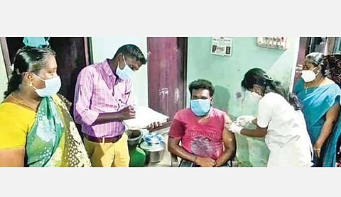 வம்புப்பட்டு கிராமத்தில் மாலையில் பணி முடிந்து வீடு திரும்பியோருக்கு, வீட்டிற்கேச் சென்று கரோனா தடுப்பூசி செலுத்தும் சுகாதார ஊழியர்கள்.