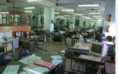 தமிழகத்தில் அரசு ஊழியர் ஓய்வு வயது மீண்டும் 58 ஆக குறைப்பு?- பணப் பயன்களுக்கு பதிலாக பத்திரம் தருவதற்கு எதிர்ப்பு