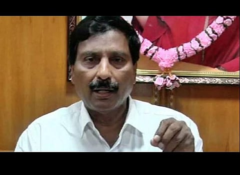 பணம் இருந்தும் உதவித் தொகையை உயர்த்தி வழங்க மனமில்லாதவர் நாராயணசாமி: அதிமுக குற்றச்சாட்டு