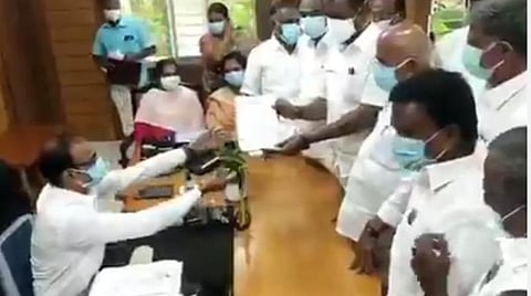கோவை ஆட்சியரிடம் மிரட்டும் தொனியில் நடந்துகொண்ட அதிமுக எம்எல்ஏக்கள்; தமிழக முதல்வர் நடவடிக்கை தேவை- வருவாய்த்துறை சங்கம் 