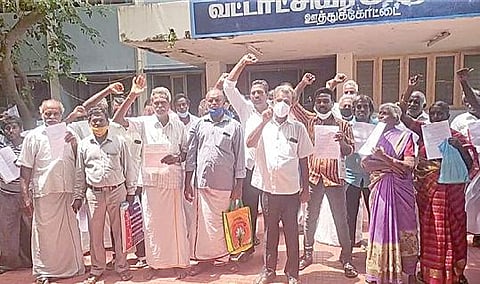 நில ஆவணங்களைத் தர மறுத்து ஊத்துக்கோட்டை வட்டாட்சியர் அலுவலகம் முன் ஆர்ப்பாட்டத்தில் ஈடுபட்ட விவசாயிகள்