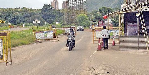கேரளாவில் இருந்து கோவை வாளையாறு சோதனைச்சாவடி வழியாக, எவ்விதமான சோதனையும் இல்லாமல் தமிழகத்துக்குள் வரும் வாகன ஓட்டுநர். படம்: ஜெ.மனோகரன்