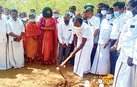 புதுக்கோட்டை மாவட்டம் பொற்பனைக்கோட்டையில் நேற்று அகழாய்வுப் பணியை தொடங்கி வைத்தார் சுற்றுச்சூழல் - காலநிலை மாற்றம் மற்றும் இளைஞர் நலன், விளையாட்டு மேம்பாட்டுத் துறை அமைச்சர் சிவ.வீ.மெய்யநாதன். உடன், ஆட்சியர் கவிதா ராமு உள்ளிட்டோர்.