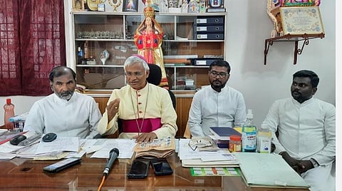 கோவில்பட்டி அருகே காமநாயக்கன்பட்டியில் மறைமாவட்ட ஆயர் அந்தோணிசாமி செய்தியாளர்களிடம் பேசினார்.