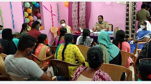 குடும்பப் பிரச்சினைகளைத் தீர்த்துவைத்த போலீஸார்: பட்டுக்கோட்டை காவல் நிலையத்தைக் கலகலப்பாக்கிய குடும்ப விழா