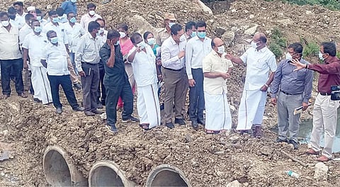பெரும்பாக்கத்தில் உயர்நிலைப் பாலத்துக்கு அடிக்கல் நாட்டி, பணிகள் தொடர்பாக ஆய்வு மேற்கொண்ட ஊரக வளர்ச்சித் துறை அமைச்சர் கே.ஆர்.பெரியகருப்பன், ஊரக தொழில்துறை அமைச்சர்  தா.மோ.அன்பரசன்.   படம்: பெ.ஜேம்ஸ்குமார்