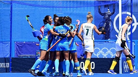 தெ ஆப்பிரிக்க அணிக்கு எதிரான லீக் ஆட்டத்தில் வெற்றி பெற்ற மகிழ்ச்சியில் இந்திய மகளிர் அணி | படம் உதவி ட்விட்டர்