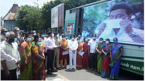 திருவண்ணாமலையில் ஆட்சியர் பா.முருகேஷ் தொடங்கி வைக்கப்பட்ட விழிப்புணர்வு பிரச்சாரத்தில் ஒருவரையொருவர் இடித்துக் கொண்டு நிற்கும் அரசு அதிகாரிகள் மற்றும் அலுவலர்கள். | படம்- இரா.தினேஷ்குமார்.