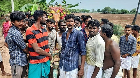 இறந்த கோயில் காளைக்கு கண்ணீர் மல்க அஞ்சலி செலுத்திய கிராம மக்கள்