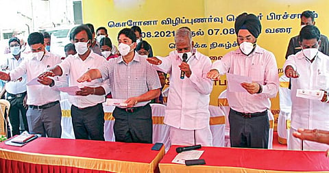 சென்னை மாநகராட்சி சார்பில், திரு.வி.க.நகர் மண்டல அலுவலகத்தில் நேற்று தொடங்கிய கரோனா விழிப்புணர்வு தொடர் பிரச்சார நிகழ்ச்சியில் கரோனா பரவல் தடுப்பு உறுதிமொழியை இந்து சமய அறநிலையத் துறை அமைச்சர் பி.கே.சேகர்பாபு, மாநகராட்சி ஆணையர் ககன்தீப் சிங் பேடி, துணை ஆணையர்கள் மனீஷ், ஷரண்யா அரி, தயாநிதி மாறன் எம்பி., எம்.எல்.ஏ.க்கள் தாயகம் கவி, இ.பரந்தாமன் ஆகியோர் ஏற்றுக் கொண்டனர். படம்: பு.க.பிரவீன்