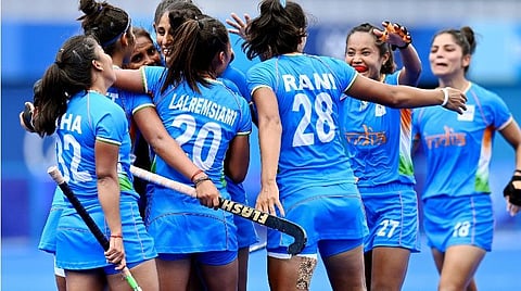 ஆஸ்திரேலிய அணியை வீழ்த்திய மகிழ்ச்சியில் இந்திய மகளிர் அணி | படம் உதவி: ட்விட்டர்.