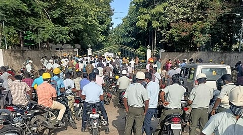 அரியலூர் அருகே உள்ளூர் இளைஞர்களுக்கு வேலை வழங்க கோரி, சிமென்ட் ஆலை முற்றுகை.