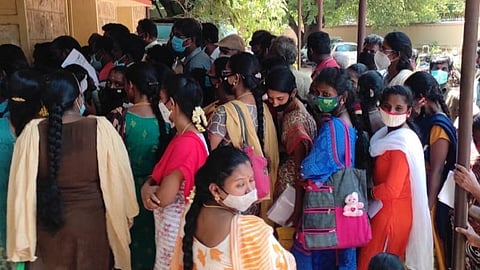 மதுரை ஆட்சியர் வளாகத்தில் புதிய ஸ்மார்ட் குடும்ப அட்டை வாங்க குவிந்த மக்கள்: ரேஷன் கடைகளிலேயே வழங்க எதிர்பார்ப்பு