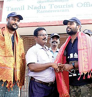 ராமேசுவரம் வந்தடைந்த திலீபன், ஆடம்சன் ராஜ் ஆகியோருக்கு வரவேற்பு அளித்த தமிழக சுற்றலாத் துறை அதிகாரிகள்.