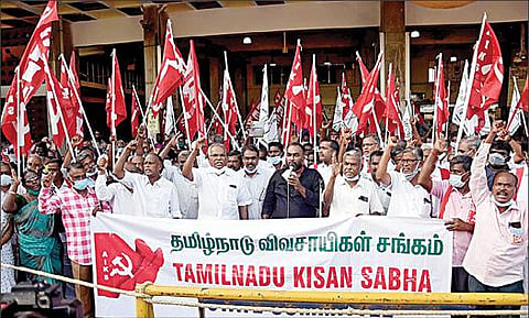 தமிழ்நாடு விவசாயிகள் சங்கத்தின் மாநில பொதுச் செயலாளர் பெ.சண்முகம் தலைமையில் விவசாயிகள் போராட்டத்தில் பங்கேற்க டெல்லி செல்பவர்களை வழியனுப்பும் நிகழ்ச்சியில் மார்க்சிஸ்ட் கம்யூனிஸ்ட் கட்சி மாநில செயலாளர் கே.பாலகிருஷ்ணன் கலந்து கொண்டு வாழ்த்தி வழியனுப்பி வைத்தார். இடம்: சென்னை சென்ட்ரல் ரயில் நிலையம். படம்: ம.பிரபு