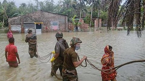 மேற்கு வங்கத்தில் வெள்ளம்: 14 பேர் உயிரிழப்பு; 2.5 லட்சம் பேர் வெளியேற்றம்