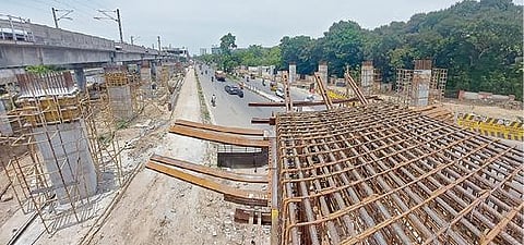 சென்னை ராஜீவ்காந்தி சாலையில் ஏற்படும் போக்குவரத்து நெரிசலை குறைக்கும் வகையில் டைடல் பார்க் (இந்திரா ரகர் ரயில் நிலையம்) அருகே  ‘U’ வடிவில் மேம்பாலம் அமைக்கும் பணிகள் வேகமாக நடைபெற்று வருகின்றன.படம்: பு.க.பிரவீன்