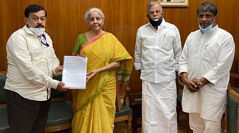 இந்தியன் ஓவர்சீஸ் வங்கியை தனியார்மயமாக்கக் கூடாது: நிர்மலா சீதாராமனிடம் மனு