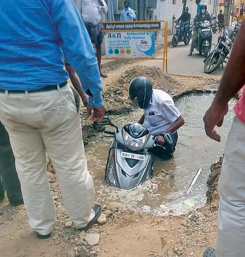 குடிநீர் குழாய் பணிக்கு தோண்டப்பட்ட குழியில் வாகனத்துடன் விழுந்தவர் காயம்