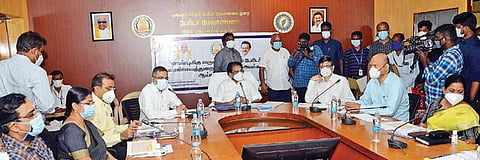 'உங்கள் தொகுதியில் முதல்வர்' திட்டத்தின் கீழ் சென்னை மாவட்டத்தில் பெறப்பட்ட மனுக்கள் மீதான நடவடிக்கை குறித்து வருவாய்த் துறை அமைச்சர் சாத்தூர் ராமச்சந்திரன் தலைமையில் சென்னை எழிலகத்தில் ஆய்வுக் கூட்டம் நடந்தது. இதில் வருவாய்நிர்வாக ஆணையர் பணீந்திர ரெட்டி, சென்னை ஆட்சியர் விஜயராணி மற்றும் அதிகாரிகள் பங்கேற்றனர்.படம்: க.ஸ்ரீபரத்