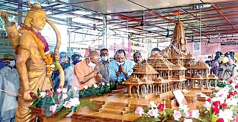உத்தரபிரதேச மாநிலம் அயோத்தியில் ராமர் கோயில் கட்டுமானப் பணிகளை முதல்வர் யோகி ஆதித்யநாத் நேற்று பார்வையிட்டு, வழிபாடு செய்தார்.படம்: பிடிஐ