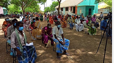 விழுப்புரம் அருகே கோனேரிக்குப்பம் அரசு நடுநிலைப் பள்ளியில் பழங்குடி மக்களுக்கு கரோனா தடுப்பூசி முகாம்