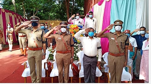நக்சலைட் தாக்குதலில் உயிர்த் தியாகம் செய்த காவலர்களுக்கு வடக்கு மண்டல ஐஜி சந்தோஷ்குமார், வேலூர் சரக டிஐஜி ஏ.ஜி.பாபு, மாவட்ட ஆட்சியர் அமர் குஷ்வாஹா, திருப்பத்தூர் எஸ்பி சிபிசக்கரவர்த்தி ஆகியோர் அஞ்சலி செலுத்தினர் | படம். ந.சரவணன்.