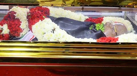 மறைந்த மதுசூதனனின் உடல்.