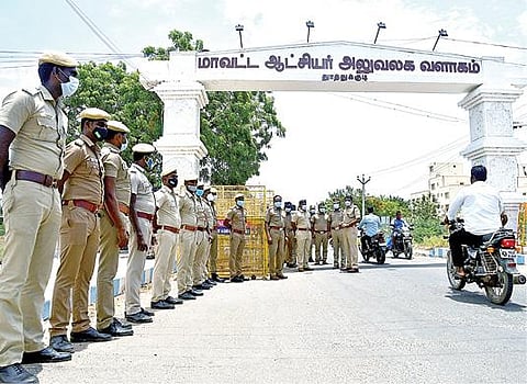 ஸ்டெர்லைட்  ஆலையில் ஆக்சிஜன் உற்பத்திக்கான அனுமதியை நீட்டிக்க கோரிய வழக்கு உச்ச நீதிமன்றத்தில் நேற்று விசாரணைக்கு வரும் என்ற எதிர்பார்ப்பால்,  தூத்துக்குடி  ஆட்சியர் அலுவலகம் முன் பலத்த போலீஸ் பாதுகாப்பு போடப்பட்டிருந்தது.படம்: என்.ராஜேஷ்