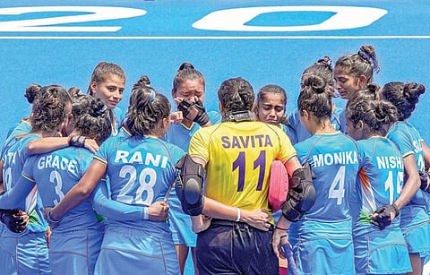 டோக்கியோ ஒலிம்பிக்கில் மகளிர் ஹாக்கியில் வெண்கலப் பதக்கத்துக்கான ஆட்டத்தில் இங்கிலாந்து அணியிடம் தோல்வியடைந்த   இந்திய அணி வீராங்கனைகள் கண்ணீர் விட்டு அழுதனர். படம்:பிடிஐ