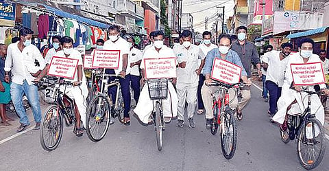 கரோனா விழிப்புணர்வு வார நிறைவை முன்னிட்டு நேற்று திருத்தணியில் நடைபெற்ற சைக்கிள் பேரணியில் பங்கேற்ற பால்வளத் துறை அமைச்சர் சா.மு.நாசர், மாவட்ட ஆட்சியர் ஆல்பி ஜான் வர்கீஸ், எம்எல்ஏ-க்கள் சந்திரன்,  வி.ஜி.ராஜேந்திரன் உள்ளிட்டோர்.