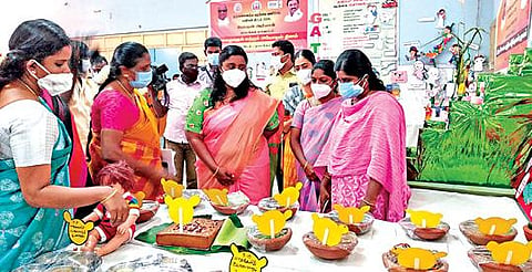 நாமக்கல் நகராட்சி திருமண மண்டபத்தில் நடைபெற்ற உலக தாய்ப்பால் வார விழாவில்  அமைக்கப்பட்டிருந்த கண்காட்சியை மாவட்ட ஆட்சியர் ஸ்ரேயா சிங் பார்வையிட்டார்.
