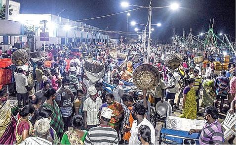 காசிமேடு துறைமுகத்தில் மீன் விற்பனை செய்ய நேரக்கட்டுப்பாடு அமலாகியுள்ளது. இதன்படி, நேற்று நடைபெற்ற மொத்த விற்பனையில்  மீன்களை வாங்க திரண்ட வியாபாரிகள்.படம்: பு.க.பிரவீன்