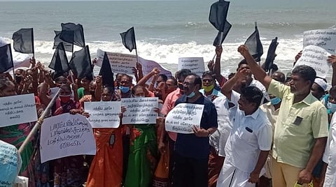 புதுச்சேரியில் 18 மீனவ கிராமங்களில் போராட்டம்: படகுகளில் கறுப்புக் கொடி ஏற்றம்