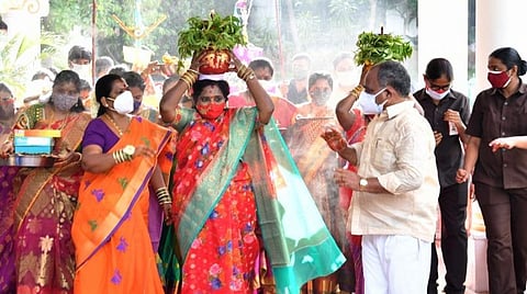 பொங்கல் வைத்து தலையில் சுமந்து அம்மனுக்குப் படைத்த தெலங்கானா ஆளுநர் தமிழிசை