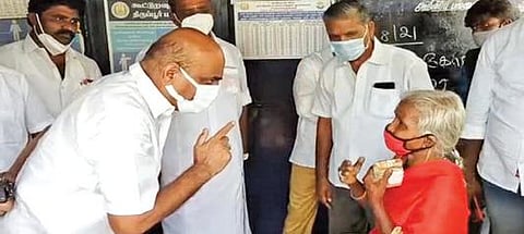 மூதாட்டியை காரில் அழைத்துச் சென்று ரேஷன் பொருட்கள் பெற்றுத்தந்த எம்எல்ஏ