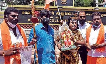 கோயில்களில் பக்தர்களை அனுமதிக்க வலியுறுத்தி விநாயகர் சிலையுடன் மனு அளிக்க வந்த ‘ஹிந்து மக்கள் புரட்சிப் படை’ அமைப்பினர்.   படம்: ஜெ.மனோகரன்