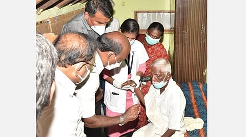மக்களைத் தேடி மருத்துவ முகாம் எனும் திட்டத்தை ஆய்வு செய்த அமைச்சர் மா.சுப்பிரமணியன்.