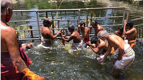 திருவண்ணாமலை அண்ணாமலையார் கோயிலில் உள்ள சிவகங்கை குளத்தில் ஆடிப்பூரம் தீர்த்தவாரி நடைபெற்றது.  