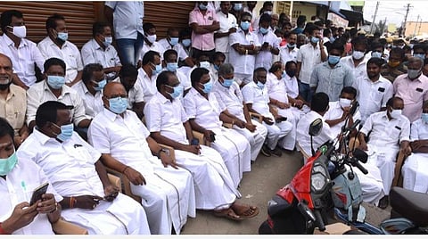 எஸ்.பி.வேலுமணி வீடு முன்பு கூடிய அதிமுக எம்எல்ஏக்கள், நிர்வாகிகள்: 500-க்கும் மேற்பட்டோர் மீது வழக்குப் பதிவு
